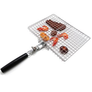 The stainless steel grill basket with a detachable wooden handle, features a large ans deep grilling space.