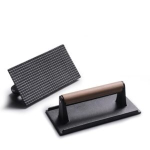 The burger meat press is made from cast iron with an ergonomic wooden handen handle for heat-resistance
